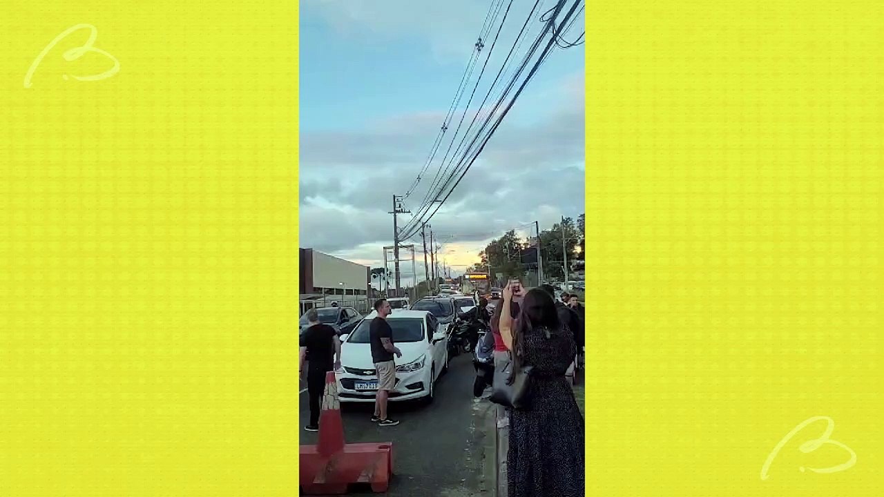 Protesto de estudantes no campus Ecoville da Universidade Positivo, em Curitiba