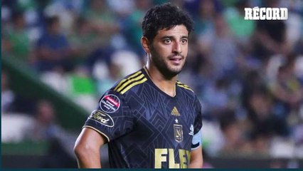 CARLOS VELA a una firma de SAN JOSE EARTHQUAKES
