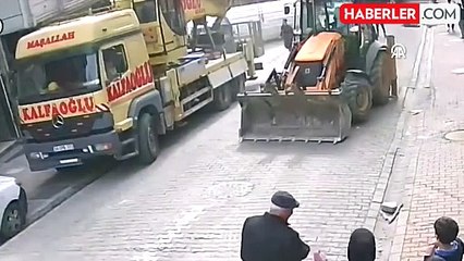 Esenyurt'ta cami minaresi onarım yapıldığı esnada halatı koparak sokağa düştü