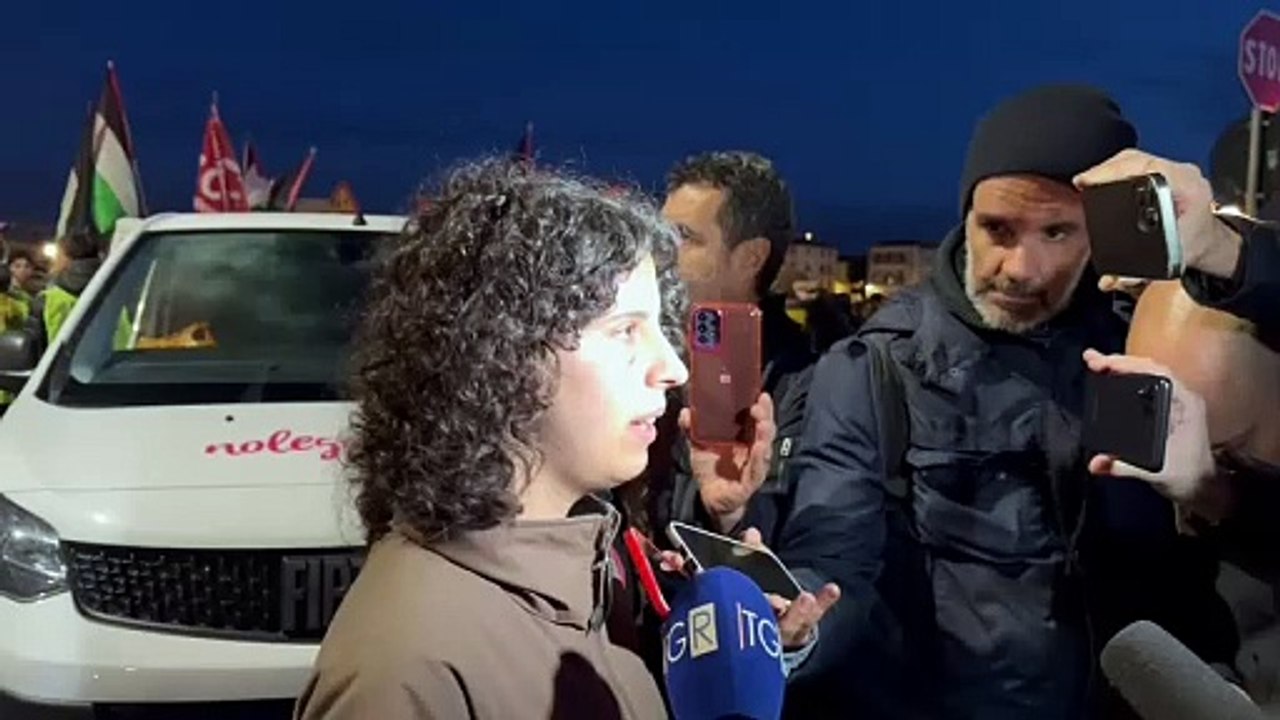 Corteo a Firenze, la studentessa manganellata torna in piazza: "Le persone non si sono fatte intimidire"