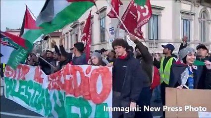 Corteo per la Palestina a Firenze: i manifestanti sul lungarno
