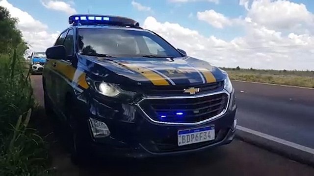 Condutor perde o controle e capota Volkswagen Gol na BR-163, em Cascavel
