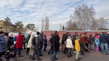 Navalny, i moscoviti in fila al cimitero per rendere omaggio alla tomba
