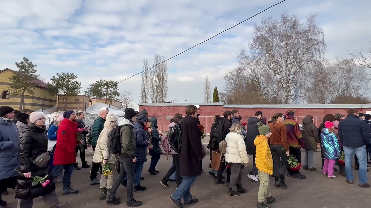 Navalny, i moscoviti in fila al cimitero per rendere omaggio alla tomba