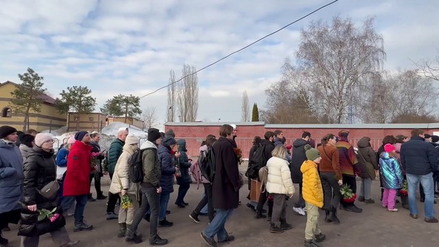 Navalny, i moscoviti in fila al cimitero per rendere omaggio alla tomba