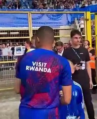 Strasbourg-PSG : le beau geste de Mbappé après avoir tiré dans le nez d'une spectatrice à Strasbourg