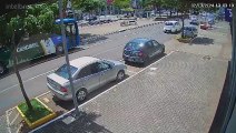 Câmera flagra homem sendo atropelado por ônibus na Avenida Brasil