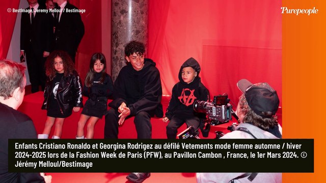 PHOTOS Cristiano Ronaldo : Sa compagne Georgina Rodriguez défile à Paris, esprit très foot entourée de leurs enfants