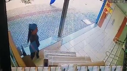 Câmera flagra mulher furtando TV de 50" no Centro