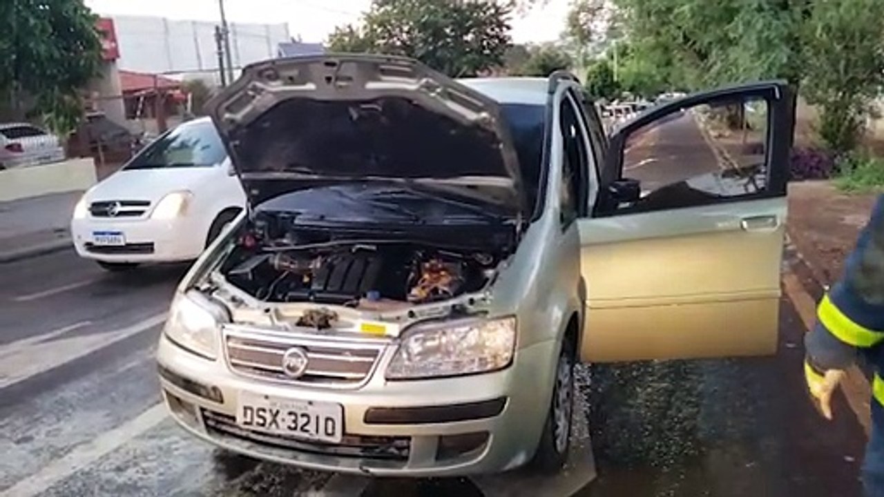 Corpo de Bombeiros é acionado para combater incêndio em veículo no Cancelli