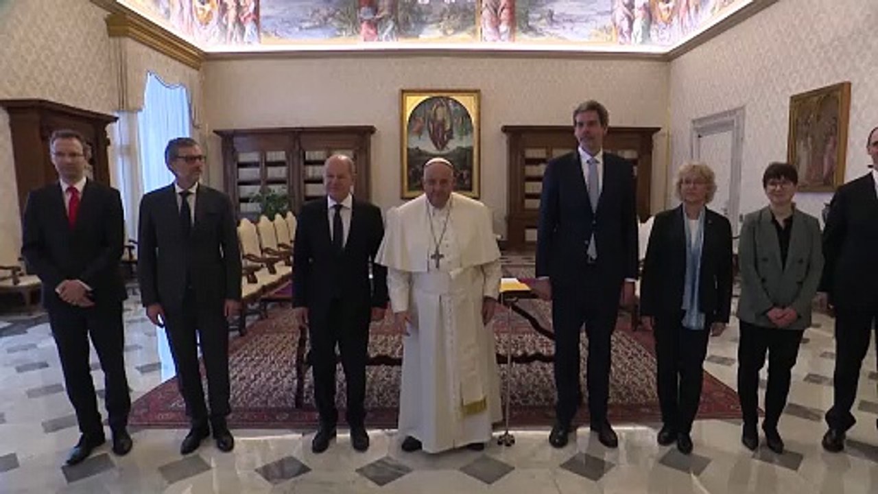 El papa dice que padece bronquitis