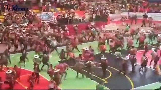 ​Video: ‘evistas’ y ‘arcistas’ se enfrentan con chicotazos y sillazos en el congreso de Conamaq en Oruro