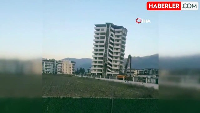 Halatla çekilen 11 katlı binanın kağıt gibi yerle bir olduğu anlar kamerada