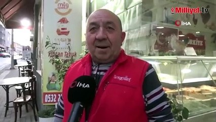 Her gün dükkana gelen köpeği besleyen esnaf yüzleri gülümsetti