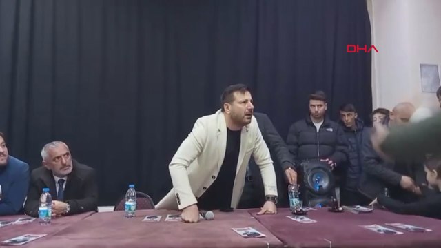 YRP Düzce Belediye başkan adayı türkücü Davut Güloğlu, kahvehanede vatandaşla tartıştı