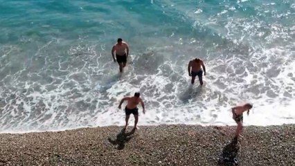 Antalya’da bahar havası, sıcaklığı hisseden denize koştu