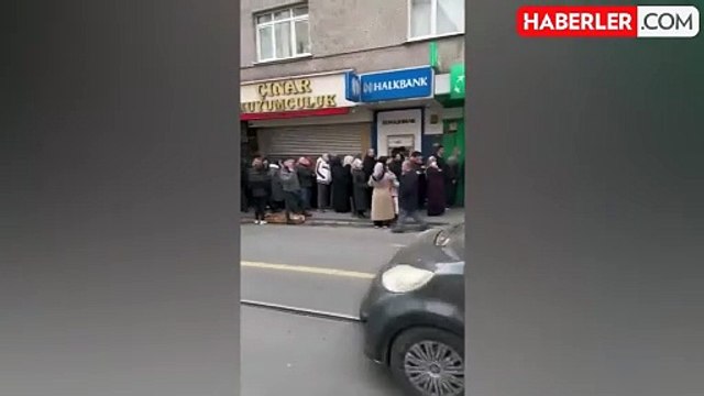 Kuyruğun başı var sonu yok! Kırmızı ete 130 liralık indirimi duyan dükkana akın etti