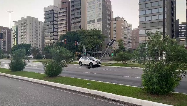 Carro amanhece cravado em poste na Avenida Beira-Mar Norte, em Florianópolis