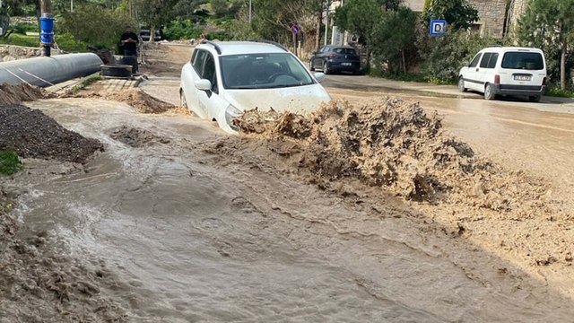 Bodrum'da yenilenen ana isale hattı da patladı; otomobil çukura düştü