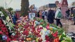 Navalni'nin mezarına akın ettiler: Çiçek getirenlere polis ablukası!