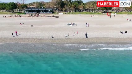 Antalya'da bahar havası, sıcaklığı hisseden denize koştu