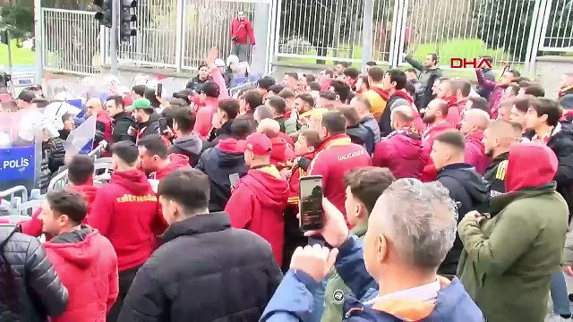 Galatasaray taraftarı, stadyuma ulaştı