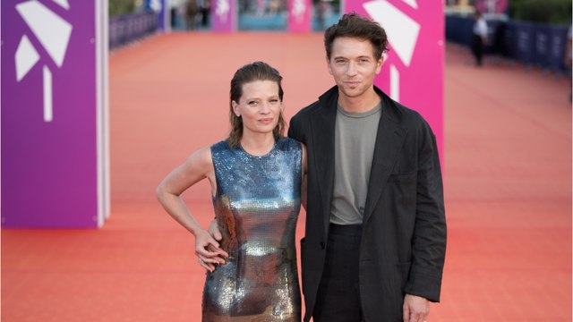 VOICI : Ne l'embrasse pas ! : Raphaël gêné lorsqu'il regarde des scènes intimes de son épouse, Mélanie Thierry