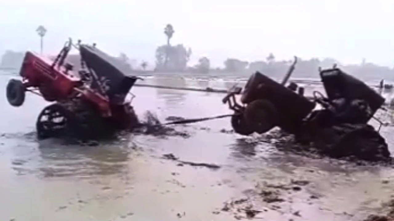 How to pull out stuck tractor in deep muddy waters - video Dailymotion