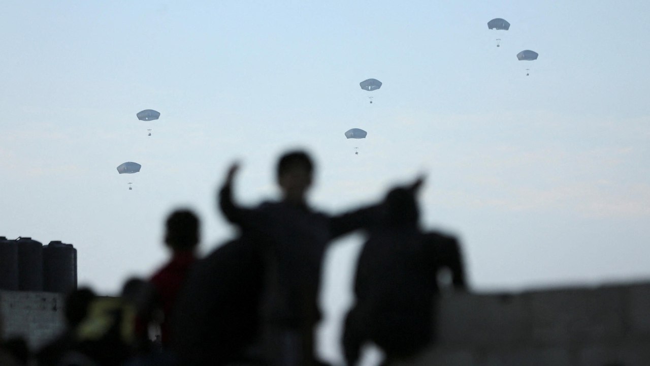 Les États-Unis larguent pour la première fois 38 000 repas dans le ciel de Gaza