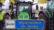 Agricoltori, i trattori si radunano davanti alla Reggia di Versailles