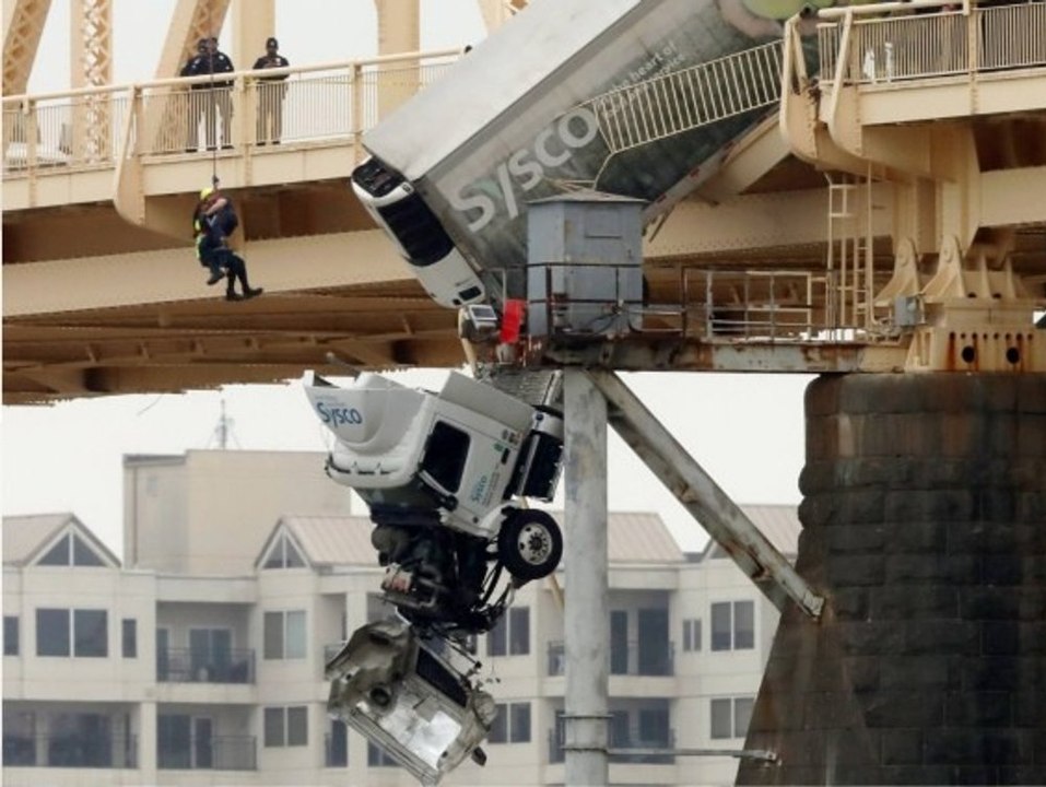 Drama auf Brücke: Lkw-Fahrerin baumelt 20 Meter über dem Abgrund
