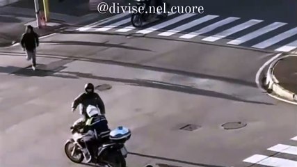 Download Video: Livorno, vigile urbano in moto spinto a terra insieme al mezzo durante gli scontri ultras tra Massese e Livorno