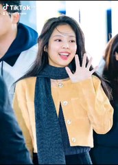 jennie’s airport looks are so iconic.