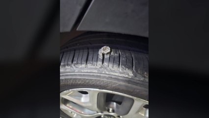 서울 강변북로서 공구함 떨어져...타이어 펑크 잇따라 / YTN