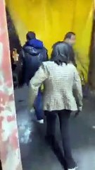 Una mujer saca a cinturonazos a su hijo de una cantina; el video se vuelve viral