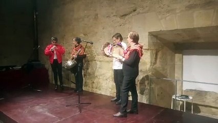 Raquel Lanza toca la dulzaina en Guardianas de la tradición