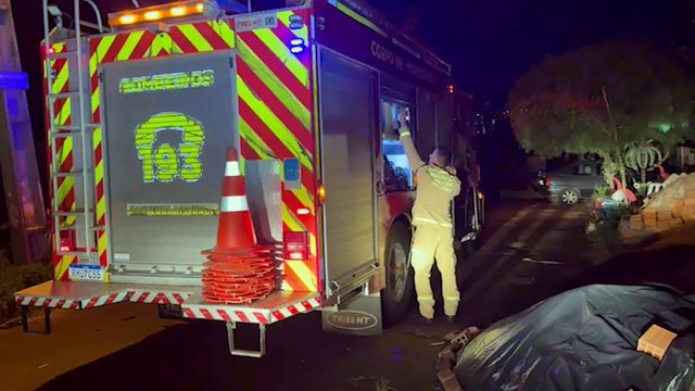 Jararaca assusta moradores, se esconde em residência mas é capturada pelo Corpo de Bombeiros