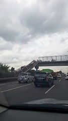 Berburu bus telolet lagi ngetrend lagi, anak-anak kecil menyebutnya nyari Basuri.