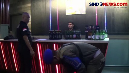 Télécharger la video: Razia Tempat Hiburan Malam, Ratusan Botol Miras Diamankan Petugas Satpol PP Tangsel