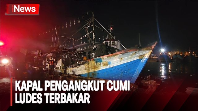 Detik-Detik Kapal Pengangkut Cumi Ludes Terbakar di Pelabuhan Muara Baru