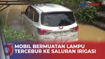 Kaget Hindari Kucing dan Pemotor, Mobil Bermuatan Lampu Tercebur ke Saluran Irigasi