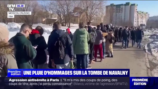 Trois jours après les funérailles d'Alexeï Navalny, des centaines de personnes se rendent sur sa tombe pour lui rendre un dernier hommage