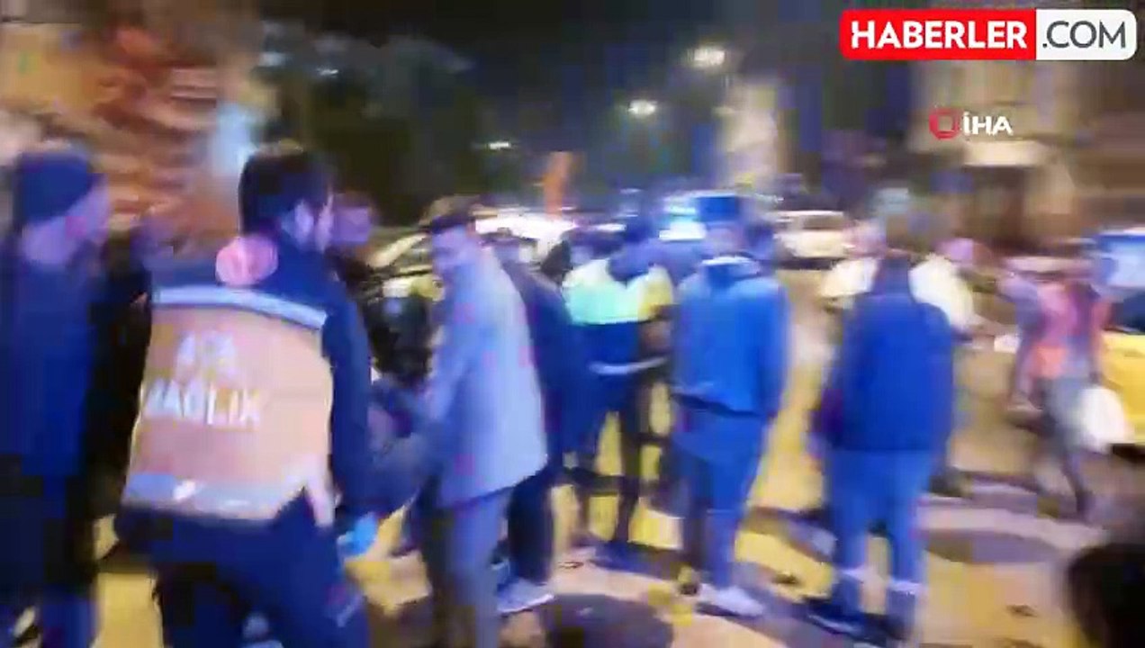 Kazada yaralanan yaya üşümesin diye üzerine battaniye örttüler