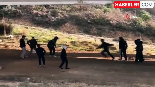 Çocukların kurusıkı tabanca ile tehlikeli oyunu kamerada