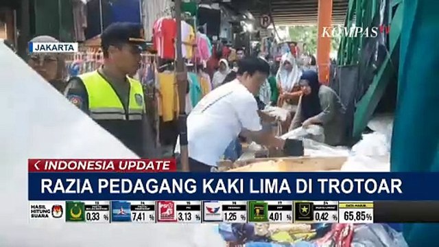 Pedagang Kaki Lima Panik saat Satpol PP Razia di Trotoar Jalan Pasar Tanah Abang