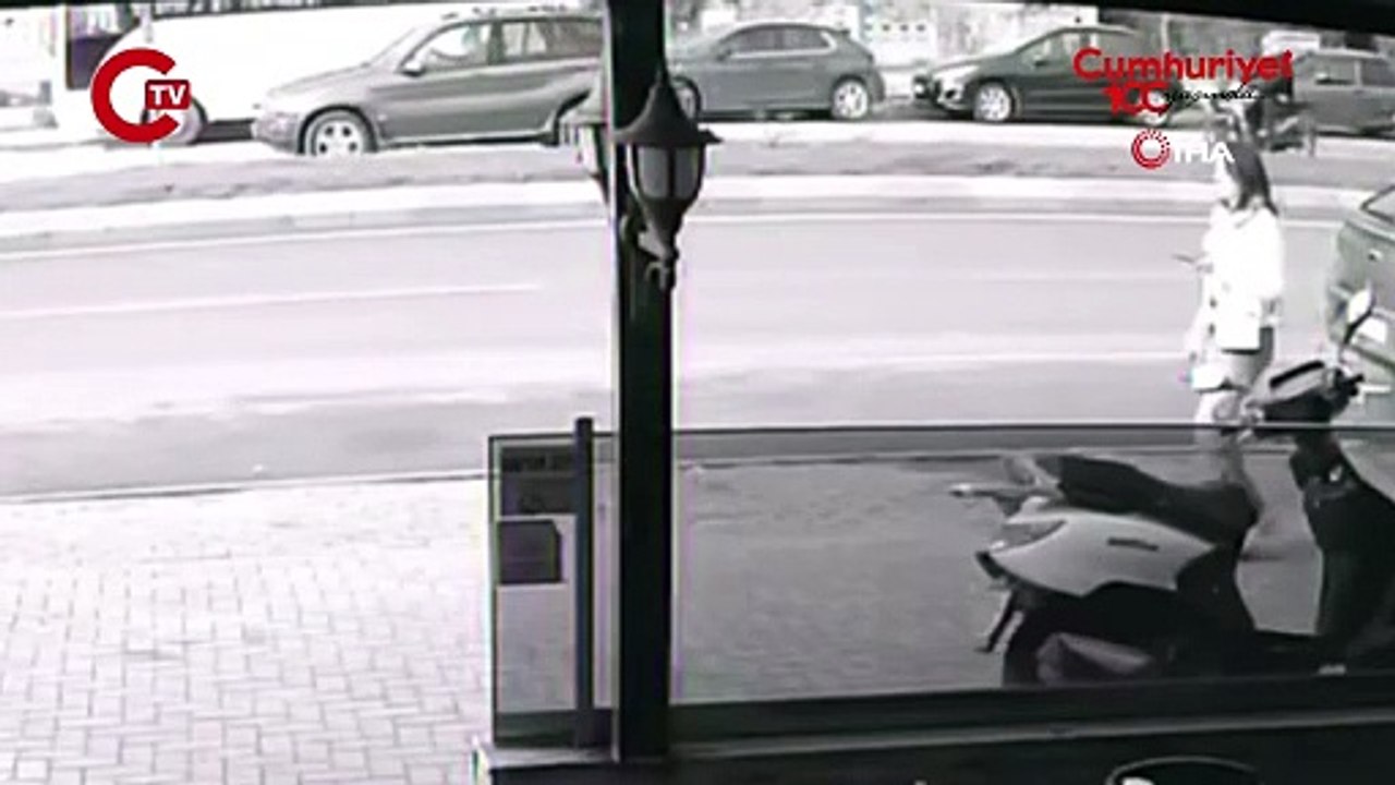 Yayaya yol vermek için duran araca motosiklet çarptı: 1 ölü