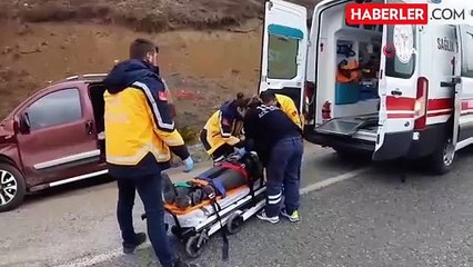 Ciple hafif ticari araç kafa kafaya çarpıştı: 4 yaralı