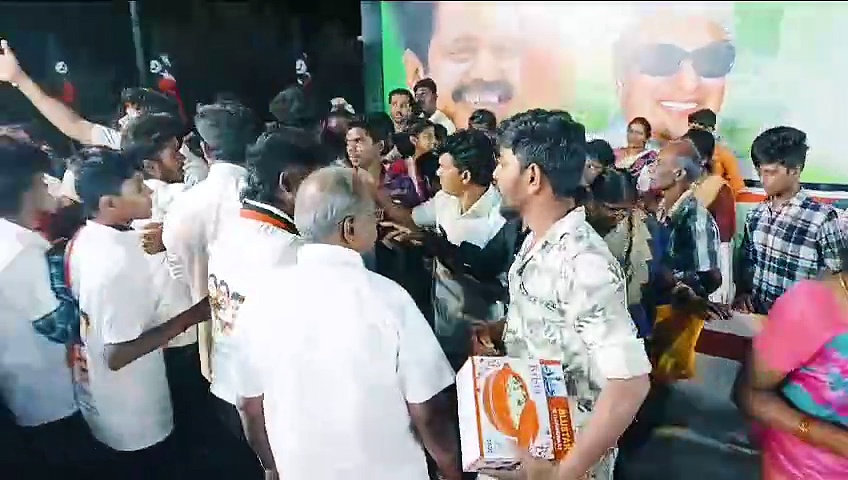 திருப்பூரில் நலத்திட்ட பொருட்களுக்காக மேடையை போர்க்களமாக்கிய இளைஞர்கள்; அதிமுக கூட்டத்தில் கும்மாங்குத்து