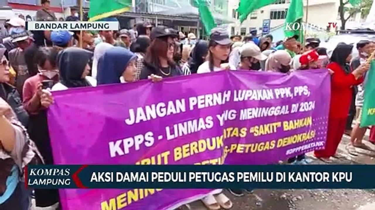 Aksi Damai Peduli Petugas Pemilu di Kantor KPU
