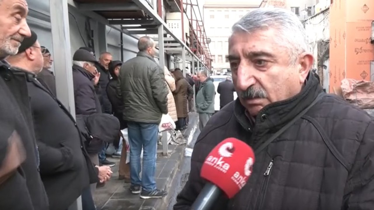 Emekli, Ankara'nın ayazında ucuz et kuyruğunda